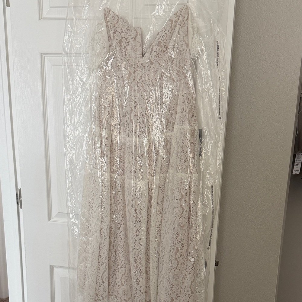 Elegant Lace Gown in Cream
